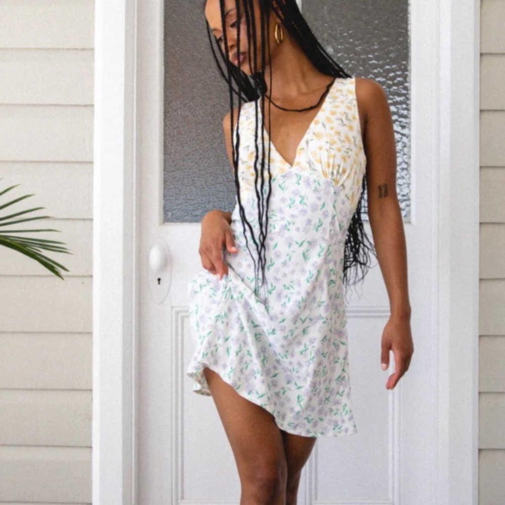 VRG GRL Verge Girl Postcards From Italy White Floral Mini Dress - US 2